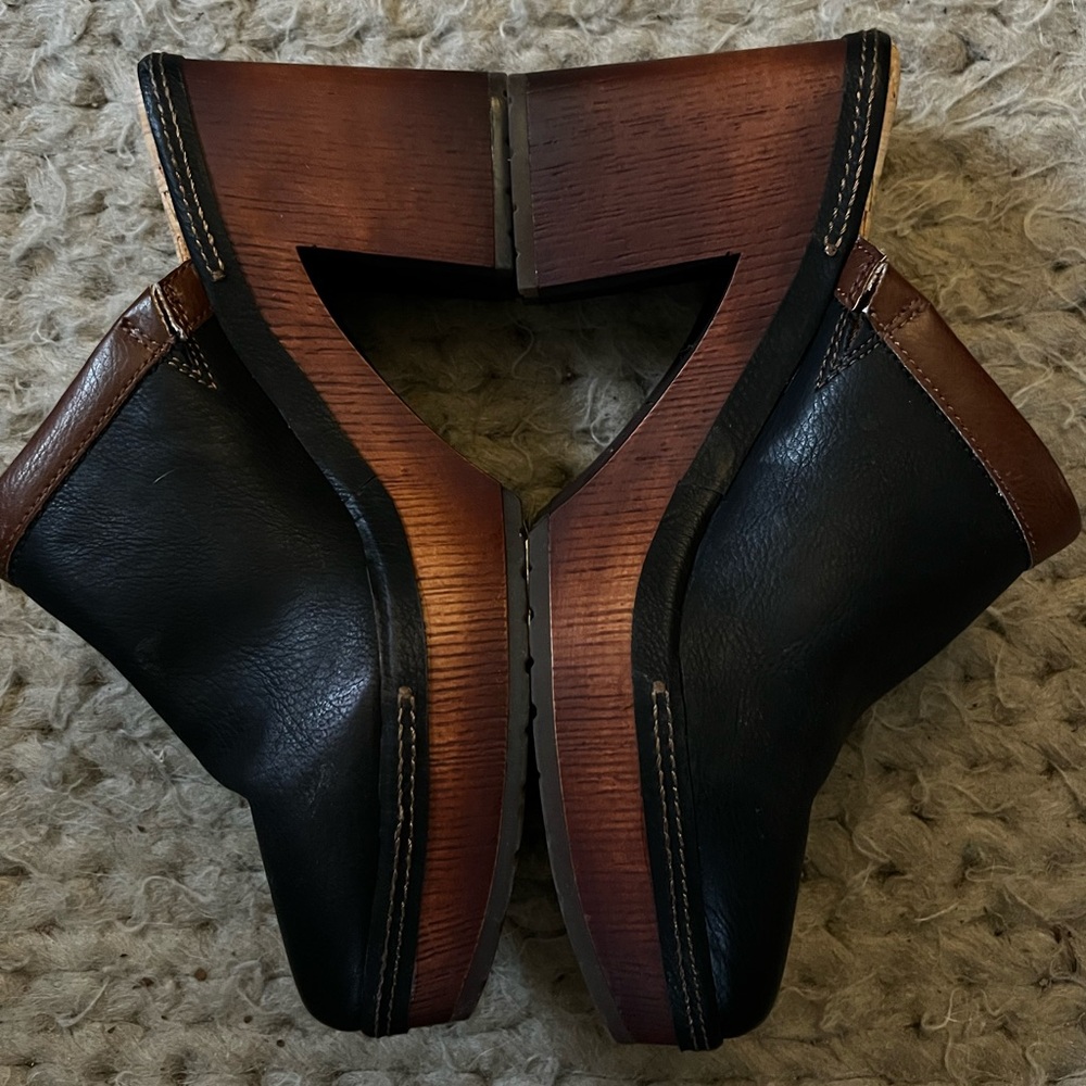 Kork Ease Clogs in Black Leather
